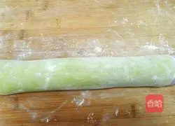 Illustration of how to make colorful large flower rolls 4