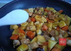 Illustration of how to make chicken leg and potato braised rice 10