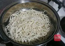 Illustration of how to make braised beans and noodles 1