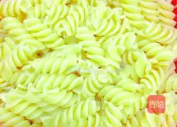 Illustration of how to make screw pasta 3