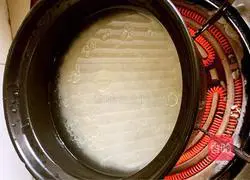 Illustration of how to make preserved meat clay pot rice 3