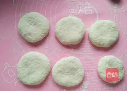 Illustration of how to make fresh green onion rolls 9