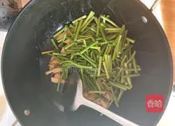 Illustration of how to make braised noodles with garlic and sprouts in iron pot 6