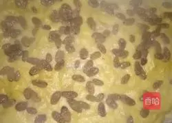 Illustration of how to make raisin cornmeal cake 10