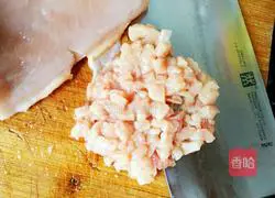 Illustration of how to make colorful porridge with diced chicken 1