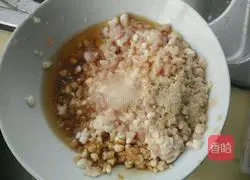 Illustration of how to make instant noodle burger 1