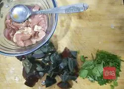 Illustration of how to make preserved egg and lean meat porridge 1