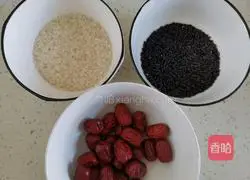 Illustration of how to make black rice and red date porridge 1