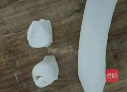 Illustration of how to make petals and rolls 2