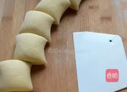 Illustration of how to make cornmeal rolls 8