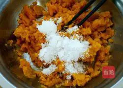 Illustration of how to make red date and pumpkin hair cake 4