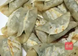 Illustration of how to make mutton and leek pot stickers 8