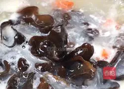 Illustration of making fungus, yam and millet porridge 8