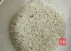 Illustration of how to make shredded mushroom and chicken porridge 3