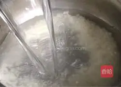 Illustration of how to make mushroom and chicken porridge 5