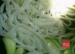 Stir-fry green cabbage Illustration of how to make rice noodles 5