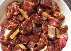 Illustration of how to make spareribs claypot rice 1