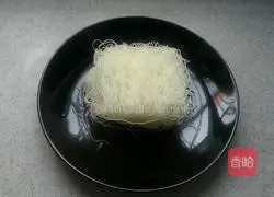 Illustration of how to make spring rolls with chives, eggs and vermicelli 3