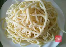 Illustration of making cold noodles with shredded chicken 2