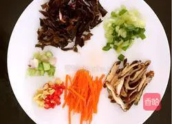 Illustration of how to make claypot chicken rice 3