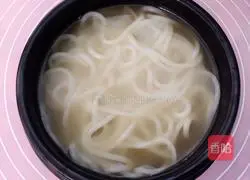 Over Illustration of how to make bridge rice noodles 5