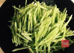 Illustration of home-style braised beans and noodles 14