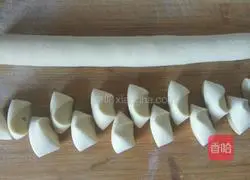 Illustration of how to make pot stickers with chive filling 3