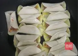 Illustration of how to make corn meat pot stickers 11