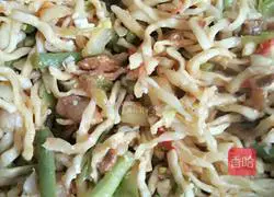 Illustration of how to make braised potato and green beans noodles 7