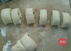 Illustration of how to make green onion rolls 5