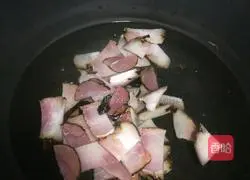 Illustration of how to make braised rice with sour beans, bacon and rice 3