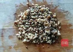 Illustration of how to make mushroom and chicken pot stickers 3