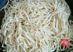 Illustration of home-style marinated pork braised noodles 5