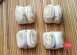 Illustration of how to make salt and pepper rolls 16