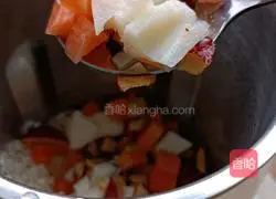 Illustration of how to make lotus root, carrot and red date rice paste 6