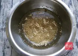 Illustration of how to make scallop and quinoa porridge 2