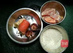 Illustration of how to make mushroom, carrot and chicken porridge 1