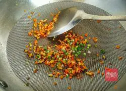 Illustration of how to make three-color quinoa rice balls with mushrooms and shrimps 11