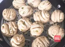 Illustration of how to make green onion rolls 5