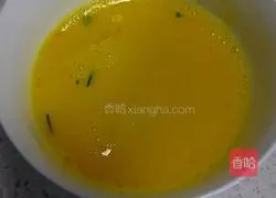 Illustration of how to make leek, egg and shrimp skin pot stickers 2