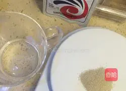 Illustration of how to make salt and pepper flower rolls 1