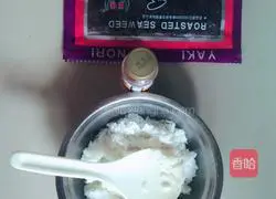 Illustration of how to make triangular rice balls 3