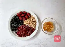 Illustration of how to make red bean and barley porridge to remove dampness 1