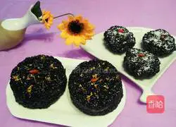 Illustration of how to make black rice balls 15