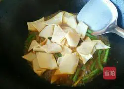 Illustration of how to make braised noodles with potatoes and beans 8