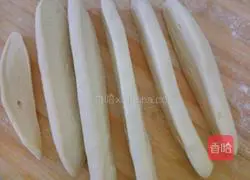 Illustration of how to make red date rolls 6