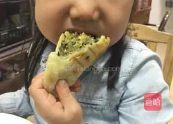 Illustration of how to make Crispy Chive Box 11