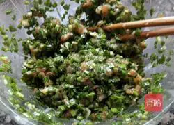 Illustration of how to make leek and pork open pot stickers 4