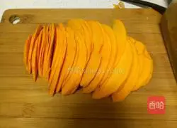 Illustration of how to make pumpkin, red dates and sesame hair cakes 1