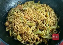 Illustration of Braised Pork and Bean Noodles 12